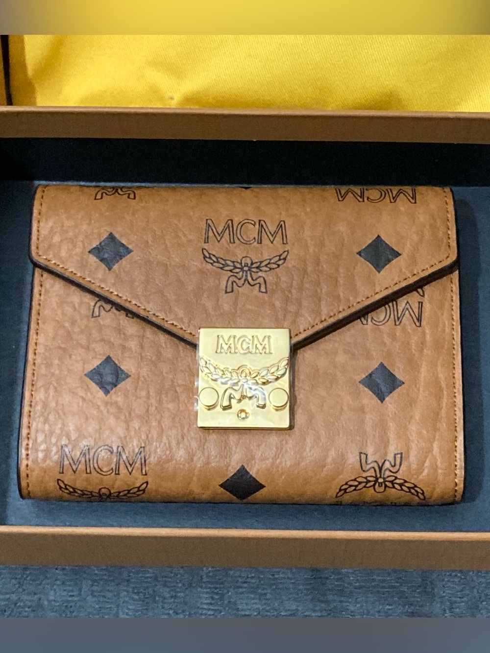 NEW $430 MCM Small Tracy Trifold Wallet in Visetos Cognac